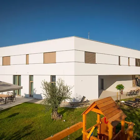 Villa Red & Blue Heated Pool, Sauna, Tennis Zmijavci
