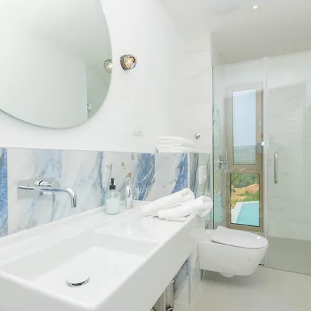 Red & Blue Heated Pool, Sauna, Tennis Villa