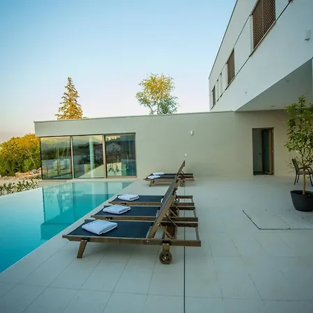 Red & Blue Heated Pool, Sauna, Tennis