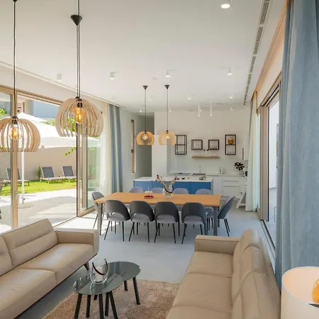 Red & Blue Heated Pool, Sauna, Tennis Villa *